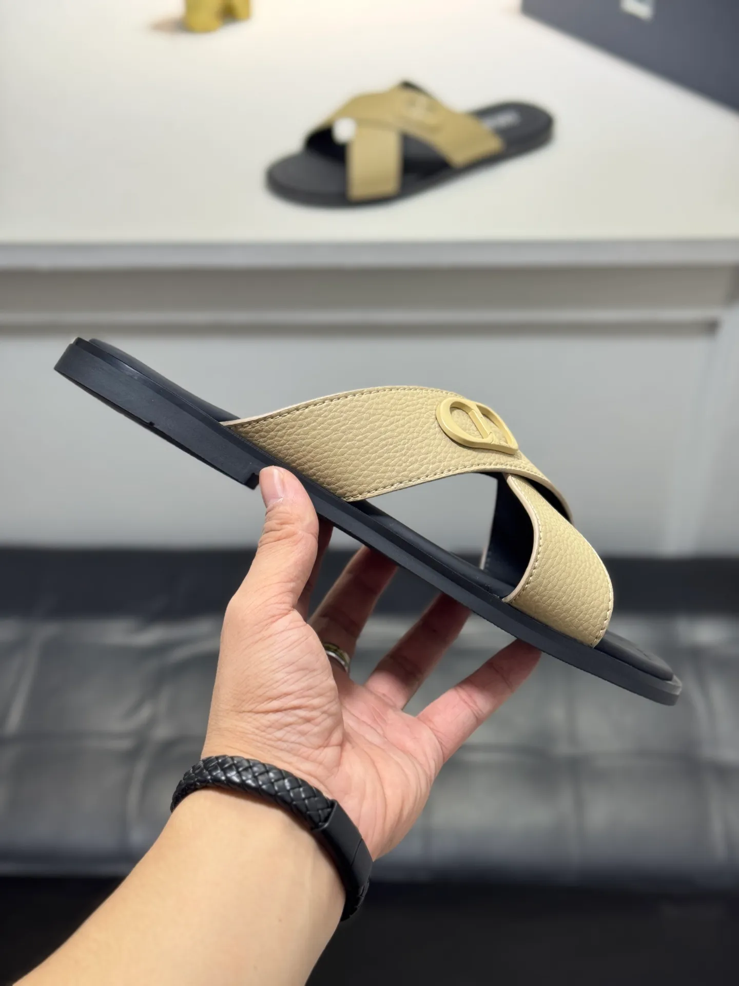 Men's men's shoes 💰320 [New style] 🦇🦇𝐂𝐡𝐫𝐢𝐬𝐭𝐢𝐚𝐧 𝐃𝐢𝐨𝐫 Dior slippers - the latest hot sandals, classic sandals, original replicas, super durable and versatile, cowhide leather with hardware accessories, very comfortable on the feet Look slim and white. Original molded outsole size: 38-44 (.45. Customized